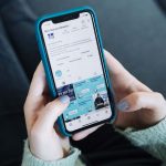 Smartphone mit der Libri Instagram-Seite geöffnet