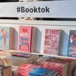 Ein Tisch mit fremdsprachigen Büchern in einer Buchhandlung mit dem Schild #BookTok