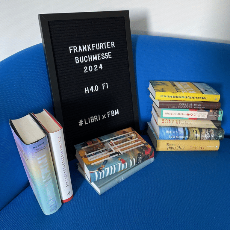 FBM24 Letterboard Sofa mit Büchern