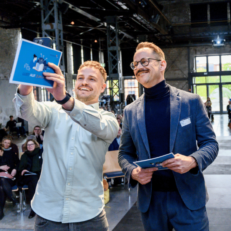 Robert Duchstein (Moderator) und Bertram Pfister (Libri) auf der Libri.Campus-Bühne