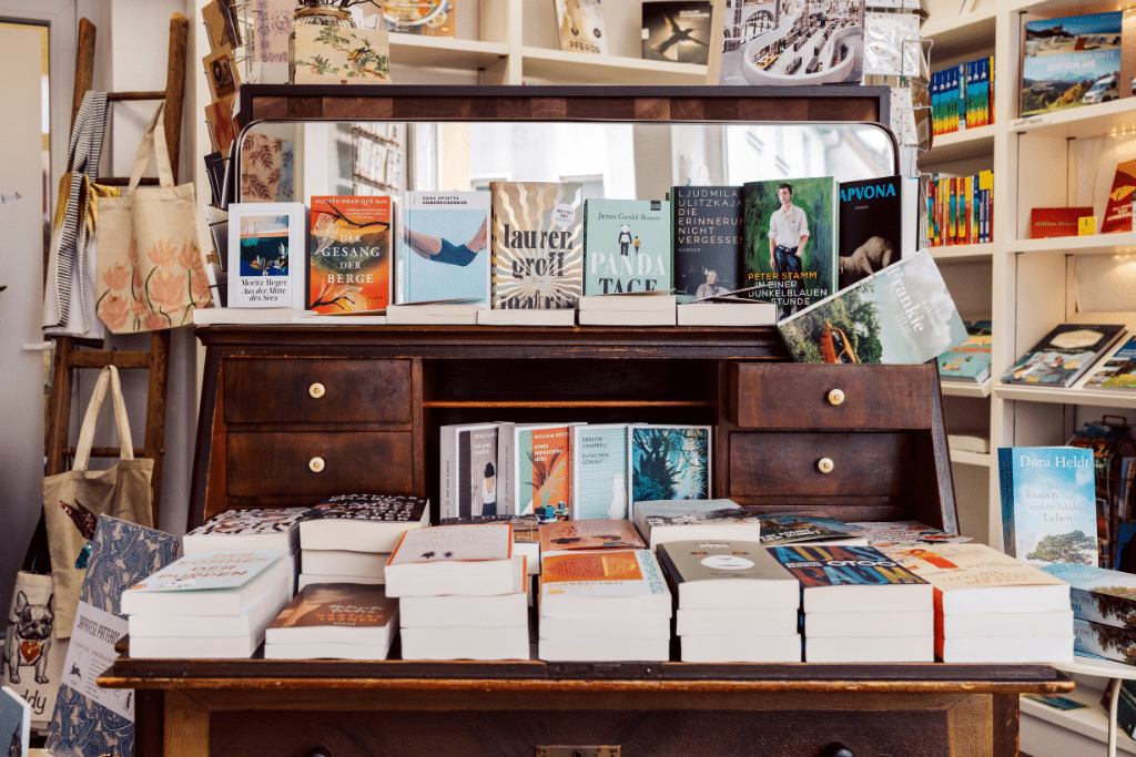 Bücherpräsentation auf altem Tisch in Buchhandlung