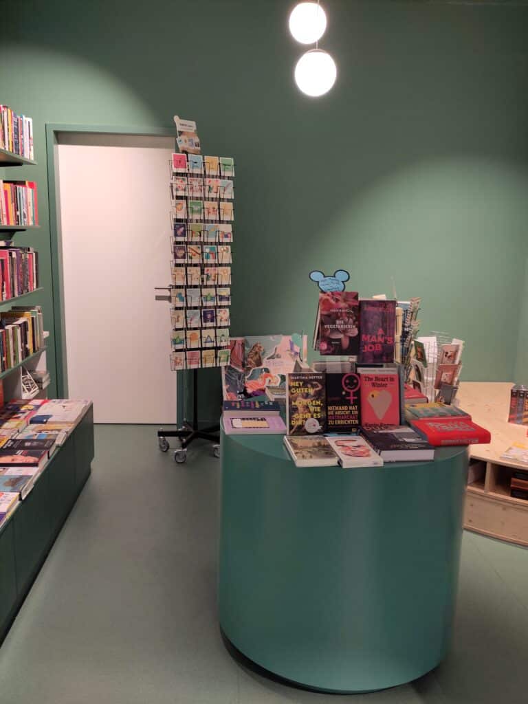 Büchertisch in der Buchhandlung Mouse an Bear Books