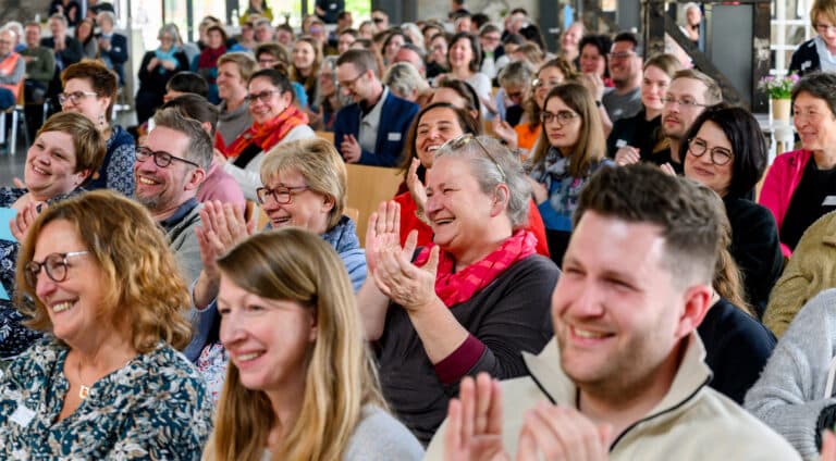 Libri.Campus live 2024: applaudierende Teilnehmende